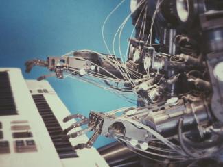 Thème : science des données et intelligence artificielle, photographie d'un robot jouant du piano.
